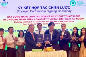 “在生活固體廢棄物源頭分類計劃而建設收集與處理再生廢棄物網絡”項目合作《備忘錄》簽署儀式。（圖源：黎英）