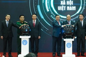 政府總理阮春福（右二）與各代表出席啟動儀式。（圖源：光孝）