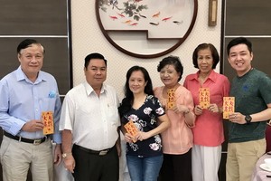 丁文森(左二)向各位教師贈送紅包。