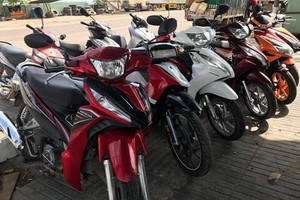 近日來，在市國立大學宿舍外邊區域經常發生大學生摩托車被盜的事件。