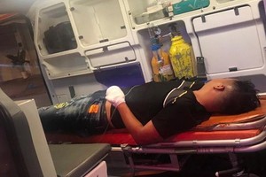 傷者阿T. 獲送上救護車運往醫院救治。（圖源：黃明）