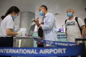 新山一機場對入境者加強疫情檢測工作。