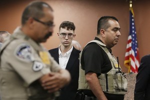 2019年8月在德州美墨邊境艾爾帕索市沃爾瑪槍殺22人的嫌犯克魯西歐斯(中)，行兇是為了嚇跑西語裔，迫他們離開美國。（圖源：AP）