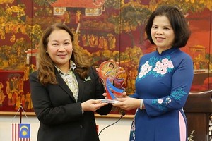 北寧省人委會主席阮香江（右）向馬來西亞駐越南大使賽義德‧穆斯塔法贈送紀念品。（圖源：北寧報）