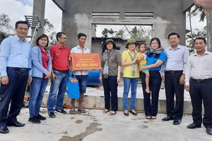 市越南祖國陣線委員會主席蘇氏碧珠(中)看望災區同胞。