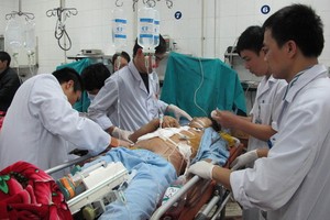 安江省公安廳長丁文奈大校：凡釀成交通事故或違反交規並入院急救及體內含有酒精者將被查處。（示意圖源：田升）