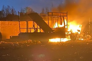 當地時間17日晚，幾枚火箭擊中了伊拉克首都“綠區”。（圖源：CNN）