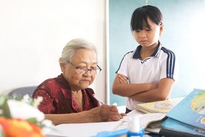 下課後，華老師會給學生批改作業後才回家。