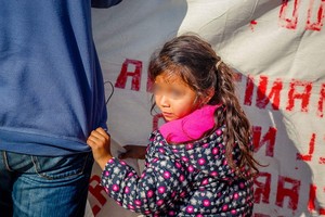 圖為美國和墨西哥邊境地區的一名移民兒童。 （圖源：Getty Images）