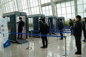 人們通過移動測溫消毒通道，進行防疫檢查。（圖源：互聯網）