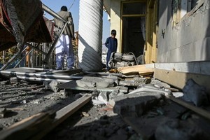 首都喀布爾人口稠密區21日遭到一連串火箭攻擊，造成至少8人死亡與31人受傷。（圖源：AFP）