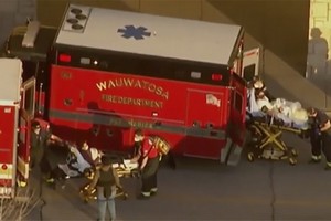 圖為2020年11月20日，美國威斯康星州沃瓦托薩發生槍擊案，救護車到場將傷者送往醫院。（圖源：AP）