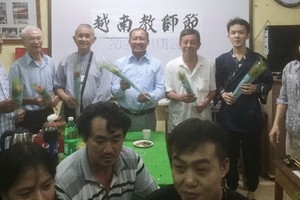 學生們在聚會上向五幫公所代表及老師致送禮物及鮮花