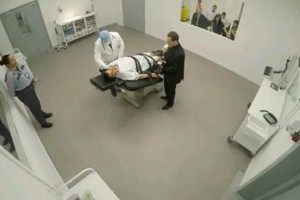 被執行注射死刑的犯人會被帶進執行室，執行法警將其固定在注射牀上，連接好心率測量儀器。（示意圖源：互聯網）