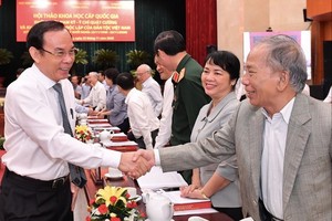 市委書記阮文年與各代表交流。（圖源：越勇）