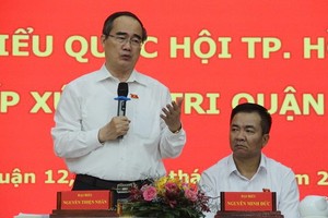 市國會代表團長阮善仁（左）在接觸會上回答選民的質詢。（圖源：黎叉）