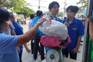 青年參加“廢棄物換取禮物”活動。