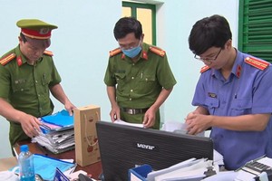 職能力量在富安省東和市資源與環境科辦公室搜集犯罪證據。（圖源：鄧榮）