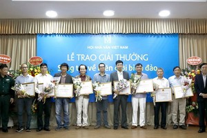 優秀作品得獎者頒獎儀式。（圖源：VNN）