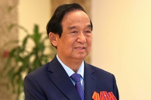 越南祖國陣線中央委員會主席團委員阮麟勇教授在會議上發言。