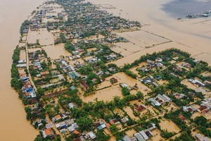 10月12日，承天-順化省多處民居區被淹沒在洪水中。（圖源：玉貴）