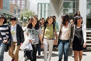 圖為越南留美大學生。（圖源：Bloomberg）