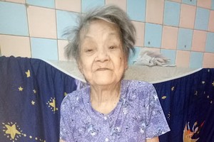 胡氏玉老婆婆多病纏身、體力虛弱。