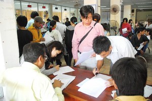 勞工在市就業介紹中心辦理手續。