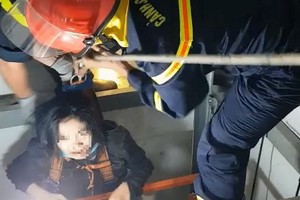 警消救援人員成功救出被困在電梯的女子。（圖源：PC07提供）