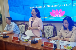 市委副書記、市人民議會主席阮氏麗（中）主持會議。（圖源：梅香）