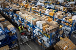 11月11日，工作人員在西班牙瓜達拉哈拉市的菜鳥海外倉分揀商品。 “雙十一”帶動西班牙線上消費新熱潮。 （圖源：新華社）