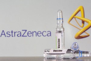 阿斯特捷利康公司（AstraZeneca）與英國牛津大學合作開發的新冠肺炎疫苗，近日公布第二階段完整報告，據報告指出，有99%的受試者在施打疫苗後成功產生抗體。（圖源：路透社）