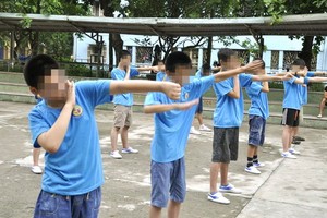 在守德郡IVS寄宿學校戒除遊戲癮的學員。