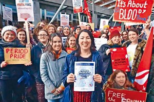 蘇格蘭工黨議員倫農（中）推動免費月經用品法案。（圖源：互聯網）