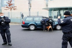 德國警方出動警犬對肇事汽車現場勘查。（圖源：互聯網）