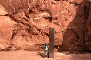 美國猶他州官員在執行任務時，在該州東南部偏遠地區發現了一塊神秘的巨大金屬塊。（圖源：AP）