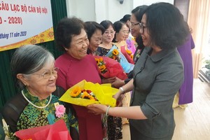 第五郡領導送花給李金梅主任和各位退休女幹部。