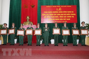 國防部長吳春歷大將（中）向越南人民軍國防部、總參謀部、總政治部領導授予三等軍功勳章。（圖源：越通社）