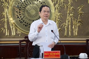 黨中央書記、越南祖國陣線中央委員會黨團書記、主席、中央，肅貪指委會委員陳清敏在會上發表講話。（圖源：明倫）