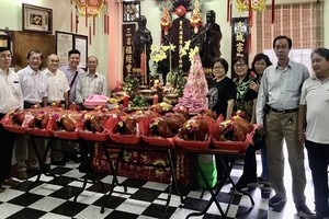 各位理監事與宗親在祭祖上留影。