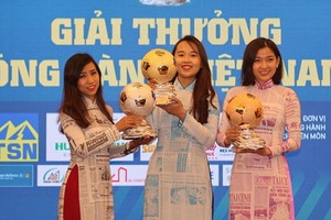 3名佳麗在新聞發佈會上分別向公眾介紹金銀銅球獎座。（圖源：視頻截圖）