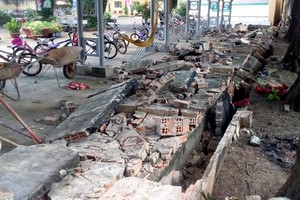 圍墻倒塌現場。（圖源：梅英）