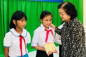 原國家副主席張美華頒發助學金給廣義省學生。