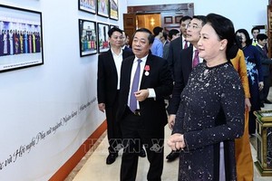 國會主席阮氏金銀觀看銀行部門成就展。（圖源：越通社）