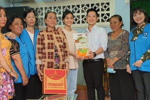 市慈善婦女會與溫陵會館代表送禮物給貧困優秀生阮黃燕兒。