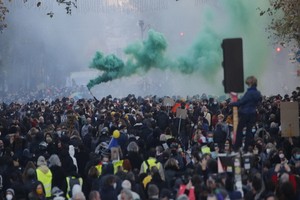 法多個城市發生遊行示威至少46人被警方逮捕。（圖源：AP）