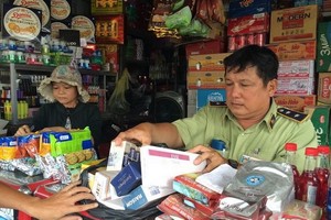 市場管理力量檢查各種商品。（圖源：陳世）