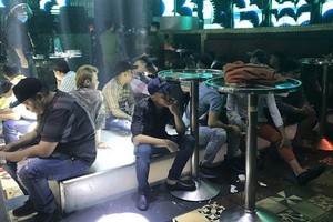 職能力量對New Club酒吧進行突擊檢查時現場。（圖源：明英）