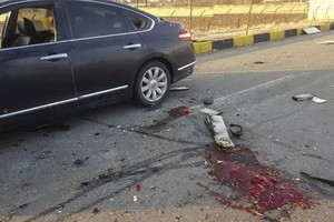 伊朗核子科學家穆赫辛‧法克里薩德在德黑蘭郊外遭遇伏擊，在槍戰中身亡，現場血跡斑斑。（圖源：AP）