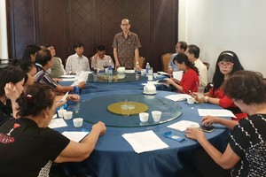 華人文藝分會會長陳耀枝主持“推廣華人文藝創作”座談會。